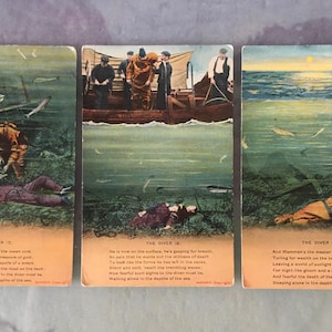 Peut inclure: Ensemble de trois cartes postales vintage représentant des scènes sous-marines avec des plongeurs. Chaque carte montre une scène différente avec un plongeur, des poissons et du texte. Les cartes ont une teinte sépia et datent probablement du début du XXe siècle.