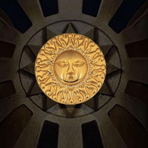 Könnte beinhalten: Ein goldfarbener, kreisförmiger Anhänger mit einem detaillierten Sonnengesicht-Design. Die Sonne hat einen ruhigen Ausdruck, umgeben von verzierten Strahlen. Der Anhänger ist vor einem verschwommenen, dunklen Hintergrund mit geometrischen Formen platziert.