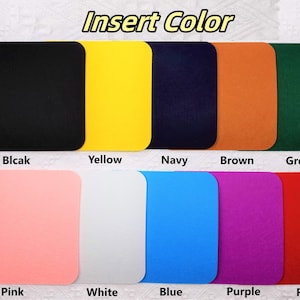 Pu&ograve; includere: Una collezione di dieci inserti quadrati in vari colori: nero, giallo, blu navy, marrone, verde, rosa, bianco, blu, viola e rosso. Il testo "Insert Color" &egrave; in alto, con ogni colore etichettato sotto.