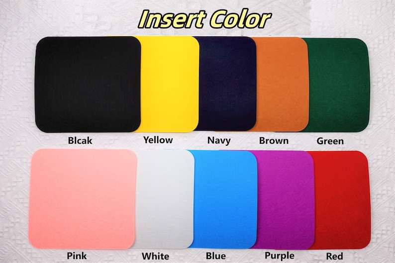 Pu&ograve; includere: Una collezione di dieci inserti quadrati in vari colori: nero, giallo, blu navy, marrone, verde, rosa, bianco, blu, viola e rosso. Il testo "Insert Color" &egrave; in alto, con ogni colore etichettato sotto.