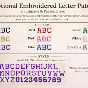 Pu&ograve; includere: Immagine che mostra le opzioni per le toppe con lettere ricamate. I colori includono nero, rosso, oro, rosa, viola, blu, verde, bianco e azzurro. La sezione stile mostra l'alfabeto e i numeri 0-9 in viola.