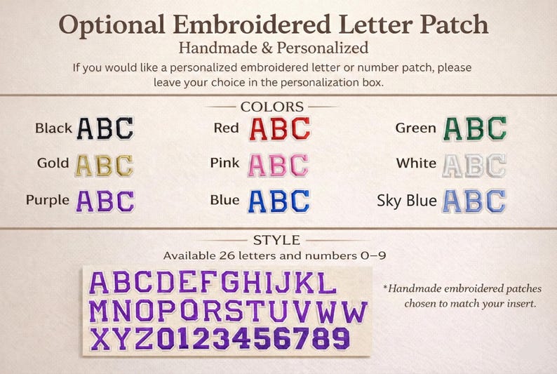 Pu&ograve; includere: Immagine che mostra le opzioni per le toppe con lettere ricamate. I colori includono nero, rosso, oro, rosa, viola, blu, verde, bianco e azzurro. La sezione stile mostra l'alfabeto e i numeri 0-9 in viola.