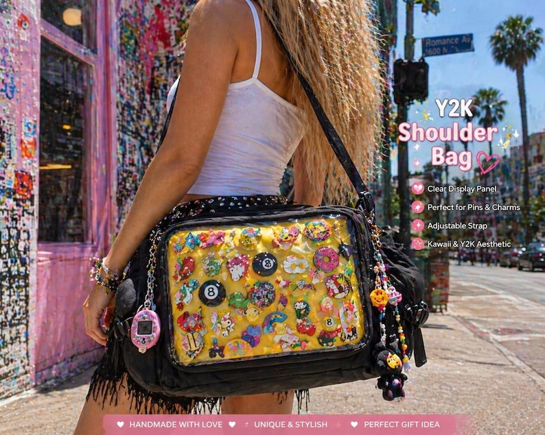 Pu&ograve; includere: Borsa a tracolla Y2K nera con un pannello trasparente pieno di spille e ciondoli colorati. La borsa ha una tracolla regolabile e un'estetica Kawaii. La borsa ha un ciondolo Tamagotchi rosa e un ciondolo orso nero.