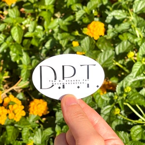 以下が含まれることがあります： 「DPT The D. stands for Documentation.」と黒文字で書かれた白い丸いステッカー