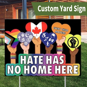 Może przedstawiać: Spersonalizowany znak ogrodowy z napisem "HATE HAS NO HOME HERE" w tęczowych kolorach. Znak przedstawia dłonie trzymające symbole w kształcie serca reprezentujące różnorodność, w tym flagę Kanady i napis "EVERY CHILD MATTERS".