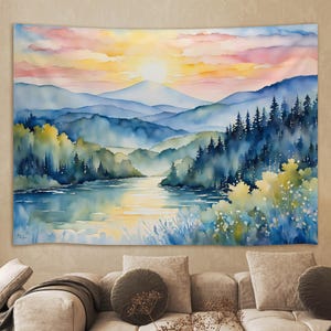 Pode incluir: Uma pintura a aquarela de uma paisagem montanhosa com um lago em primeiro plano. O céu é de um rosa e laranja suaves, e as montanhas são de um azul profundo. O lago é de um azul claro, e há árvores e arbustos ao longo da costa.
