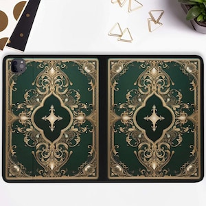 Op de afbeelding: Een groene en gouden telefoonhoes met een ingewikkeld, versierd ontwerp. De hoes heeft een zwarte rand en een uitsparing voor de camera.