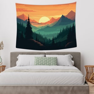 Op de afbeelding: Een wandkleed met een zonsondergang over een bergketen met een bos op de voorgrond. De lucht is oranje en geel, en de bergen zijn diepblauw. Het bos is een mix van groen en bruin.