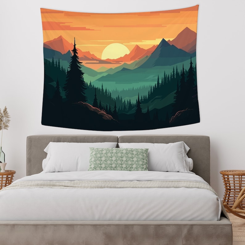 Op de afbeelding: Een wandkleed met een zonsondergang over een bergketen met een bos op de voorgrond. De lucht is oranje en geel, en de bergen zijn diepblauw. Het bos is een mix van groen en bruin.