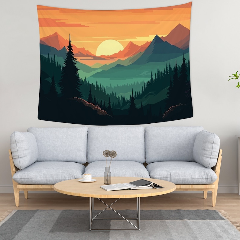 Op de afbeelding: Een wandkleed met een zonsondergang over een bergketen met een bos op de voorgrond. De lucht is oranje en geel, en de bergen zijn een gradi&euml;nt van groen en blauw. Het bos is gesilhouetteerd tegen de bergen.