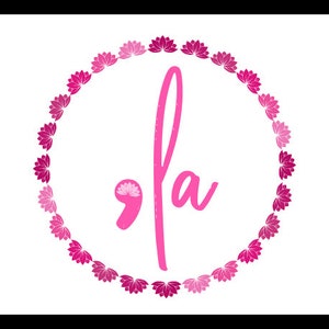 Puede incluir: Corona floral rosa con la palabra "la" escrita en cursiva dentro de la corona.