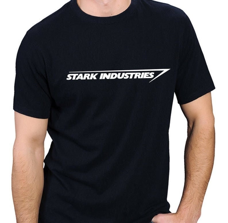 Puede incluir: Camiseta negra con un gr&aacute;fico blanco del texto "Stark Industries" y una l&iacute;nea diagonal blanca.