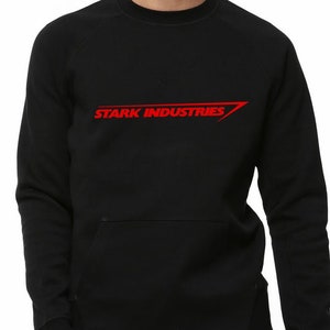 Puede incluir: Sudadera negra con un logotipo rojo de "STARK INDUSTRIES" impreso en la parte delantera.