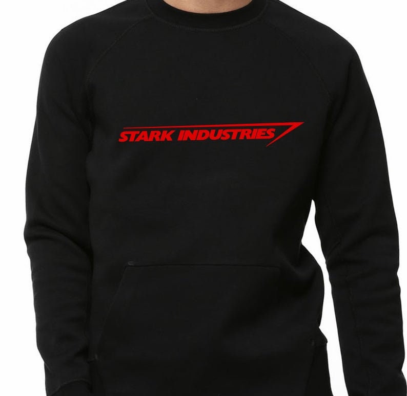 Puede incluir: Sudadera negra con un logotipo rojo de "STARK INDUSTRIES" impreso en la parte delantera.