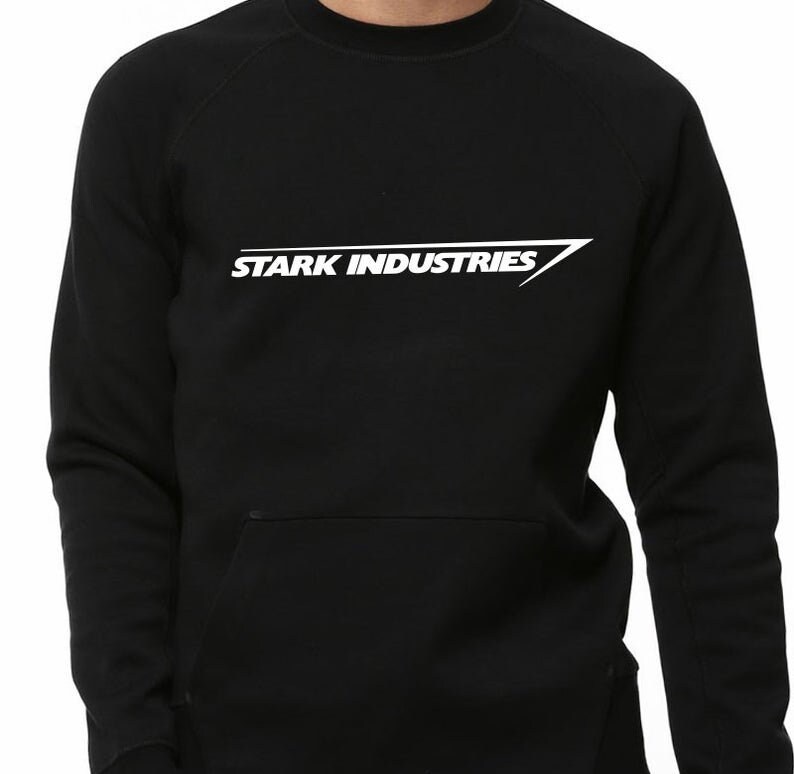 Puede incluir: Sudadera negra con un logotipo blanco de "STARK INDUSTRIES" impreso en la parte delantera.