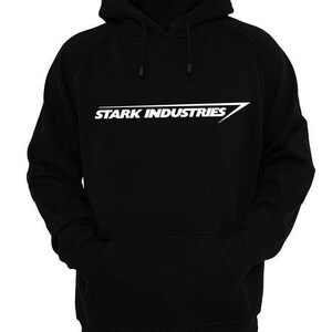 Puede incluir: Sudadera con capucha negra con un logotipo blanco que dice "Stark Industries" con una l&iacute;nea diagonal blanca.
