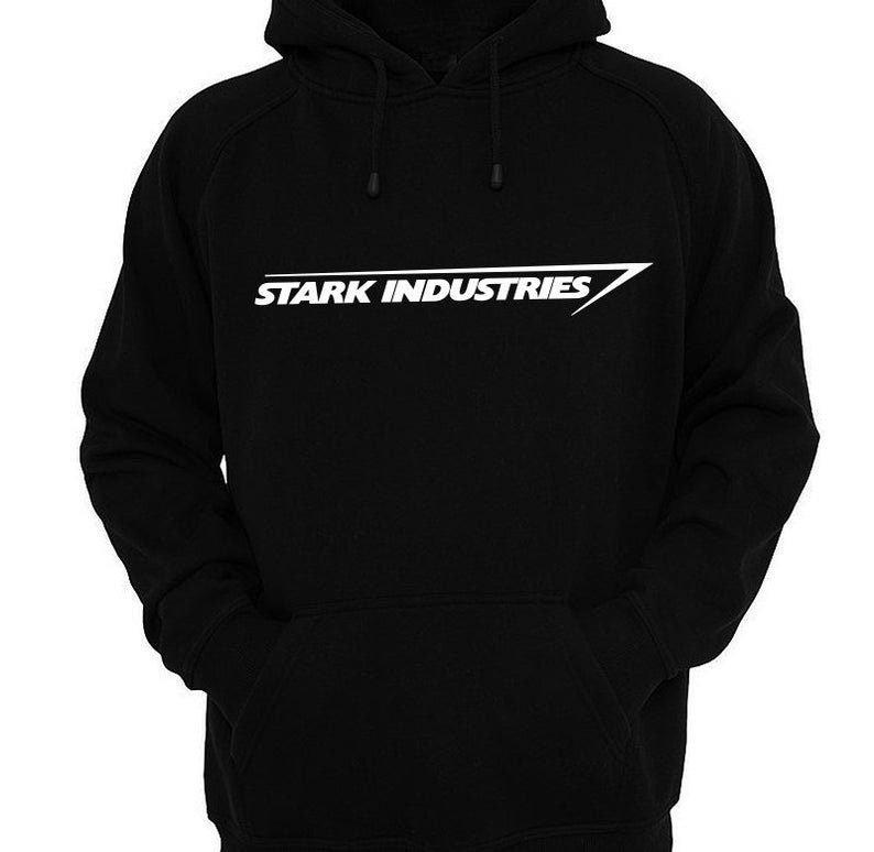 Puede incluir: Sudadera con capucha negra con un logotipo blanco que dice "Stark Industries" con una l&iacute;nea diagonal blanca.