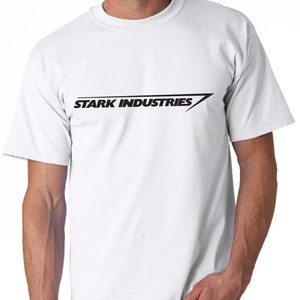 Puede incluir: Camiseta blanca con un logotipo negro de "Stark Industries" impreso en la parte delantera.