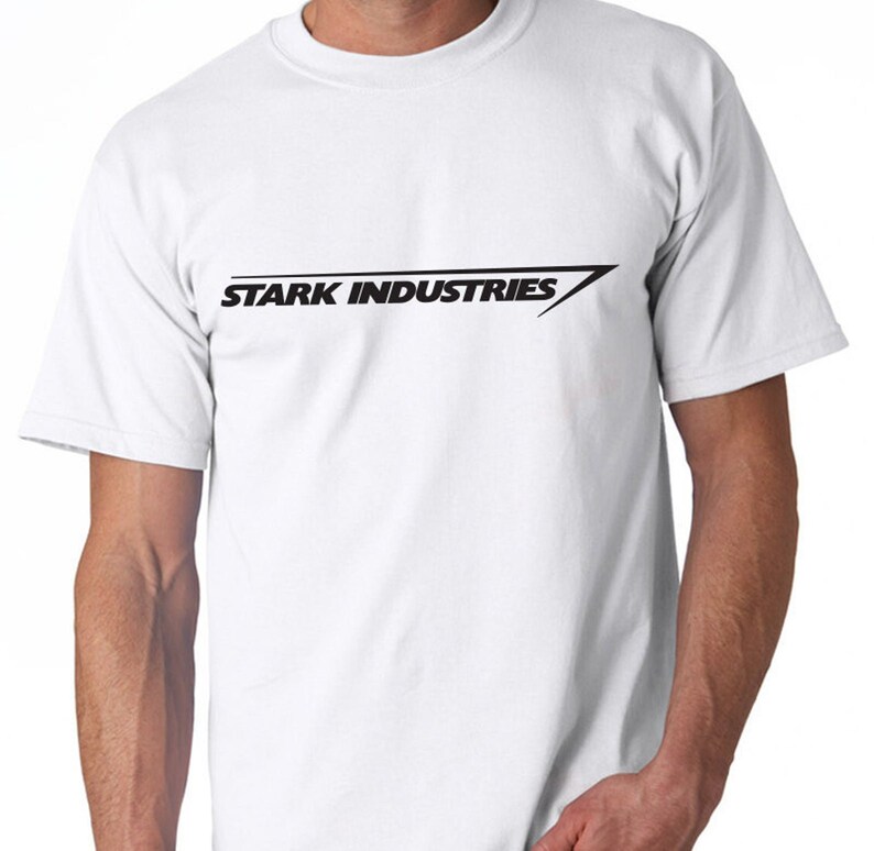 Puede incluir: Camiseta blanca con un logotipo negro de "Stark Industries" impreso en la parte delantera.