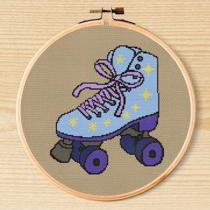 Könnte beinhalten: Ein blauer Rollschuh mit lila Rädern und einer rosa Schleife. Der Rollschuh hat gelbe Sterne.