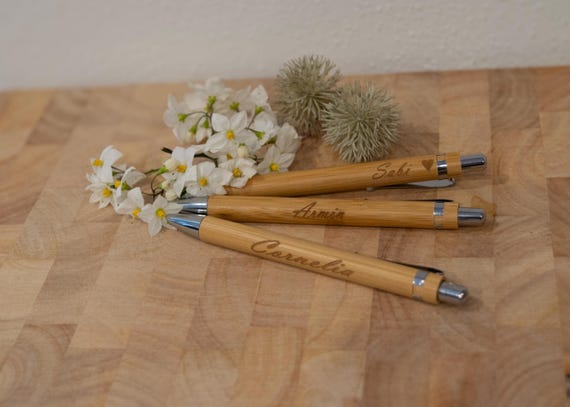 0,98 Euro/Personalisierter nachhaltiger Holz-Kugelschreiber mit Wunschgravur Werbeartikel