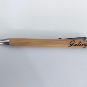 Personalisierter nachhaltiger Holz-Kugelschreiber mit Wunschgravur Werbeartikel Bild 8
