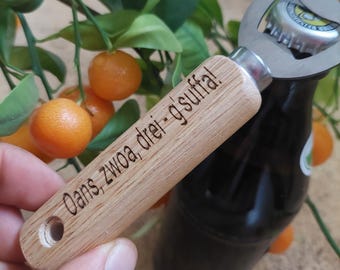 Abrebotellas de madera personalizado con grabado a medida en ambos lados.