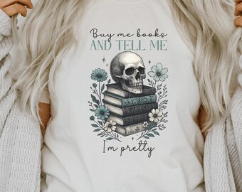 Kaufen Sie mir Bücher und sagen Sie mir, ich bin ziemlich PNG Sublimationsdesign, Blumenbuch Png, Buchliebhaber Png, Lustiges Buch Png, Romantasy Buch Schädel BookTok Png