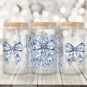 Krankenschwester Grand Millennial Coquette 16 Unzen Glasdosenverpackung Png, Preppy Chinoiserie Glastasse Png, trendiges Glitter Blue Toile RN Sublimationsdesign
