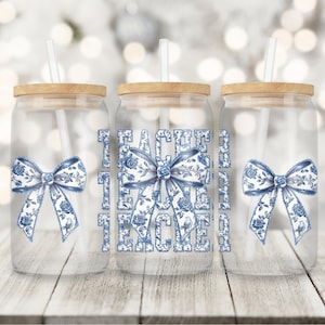 Lehrer Grand Millennial Coquette 16 Unzen Glasdosenverpackung Png, Preppy Chinoiserie Glastasse Png, trendiges Glitter Blue Toile Sublimationsdesign