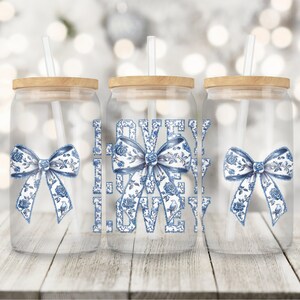 Lovey Grand Millennial Coquette 16 Unzen Glasdosenverpackung Png, Preppy Chinoiserie Glastasse Png, trendiges Glitter Blue Toile Sublimationsdesign