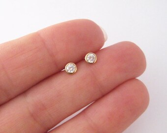 Boucles d'oreilles mini puces zirconium solitaire plaqué or 750 18 carats