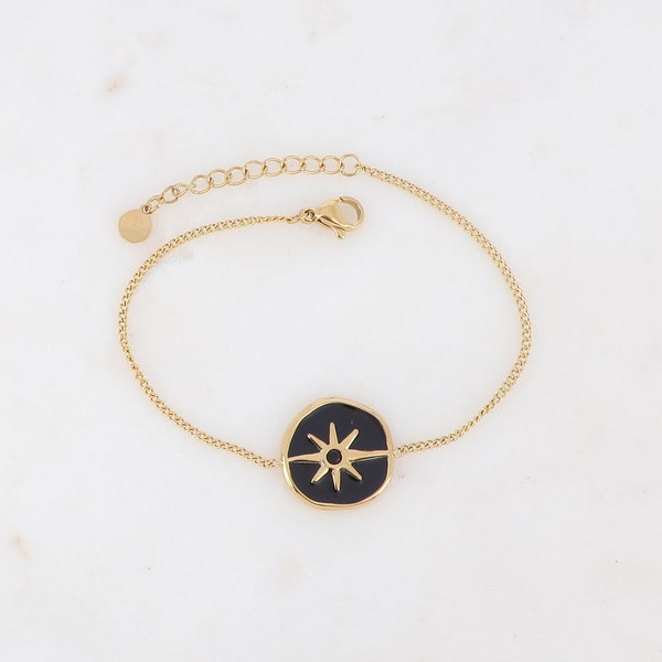 Bracelet chaîne doré composé d'un pendentif étoile émaillé noir serti d'un strass noir