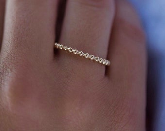 Anello con piccola perla/sfera placcata in oro - Fede nuziale con anello impilabile con sfere d'oro