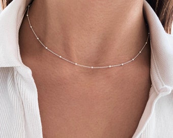 Collier chaîne fine avec boules en acier inoxydable.