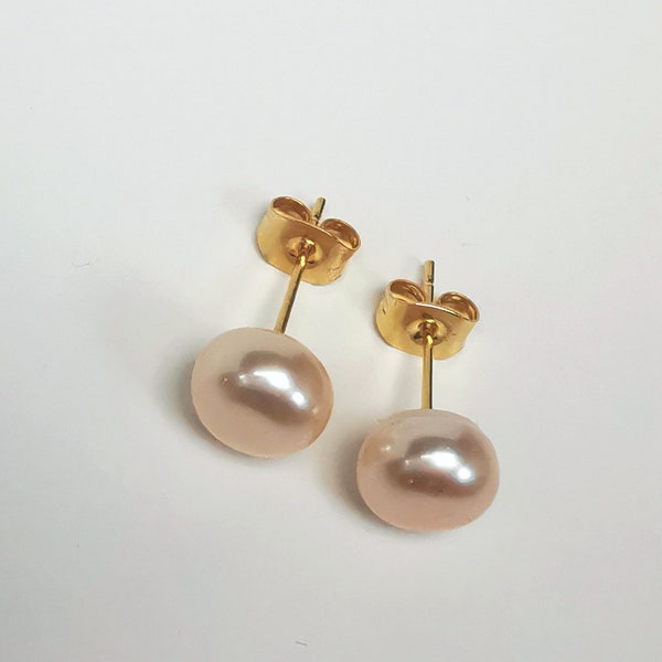 Boucles d'oreilles perles de culture roses 8.5mm sur clous plaqués or