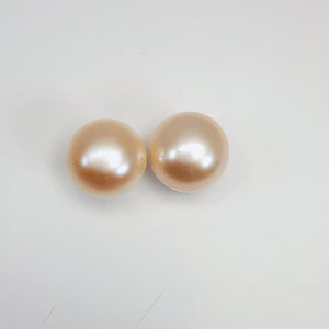 8.5mm pink cultured pearl earrings on gold-plated studs image 2