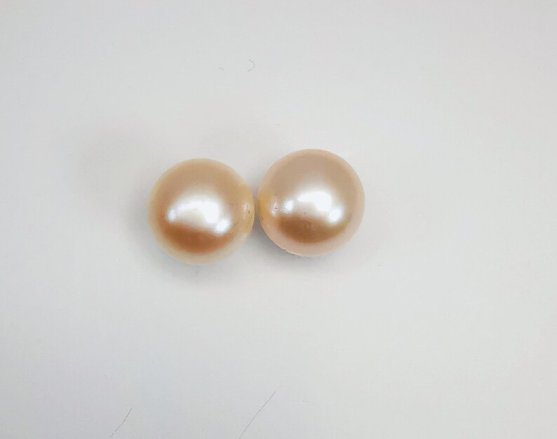 8.5mm pink cultured pearl earrings on gold-plated studs image 2