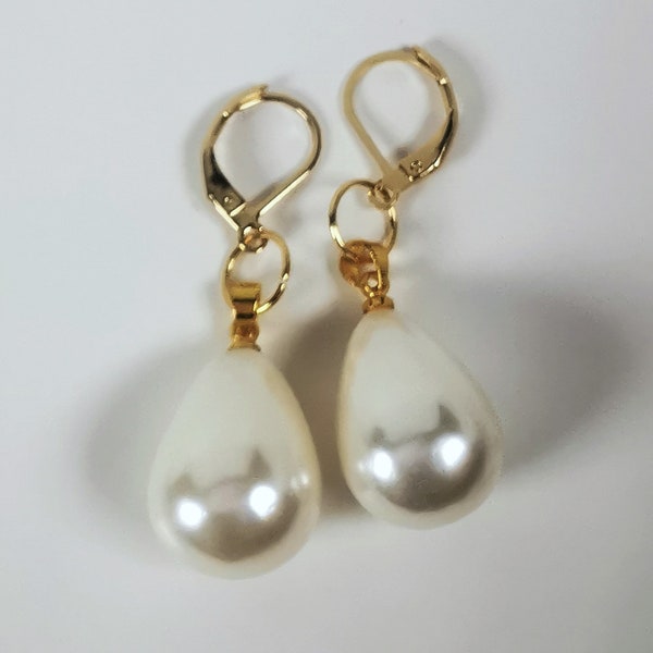 Boucles d'oreilles perles de coquillage blanches 20x14mm sur dormeuses plaquées or