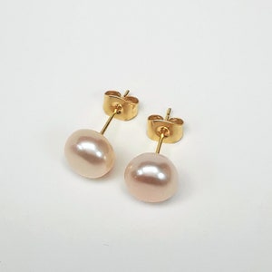 8.5mm pink cultured pearl earrings on gold-plated studs image 4