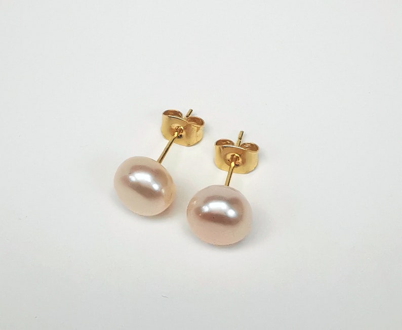 8.5mm pink cultured pearl earrings on gold-plated studs image 4