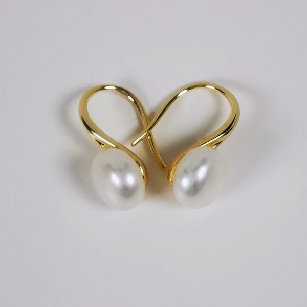 Perles avec certificat pour ces boucles d'oreilles perles de culture blanches 7mm sur pendants larges plaqués or