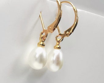 Perle con certificato per questi orecchini di perle coltivate bianche da 7-9 mm su orecchini a bottone placcati in oro