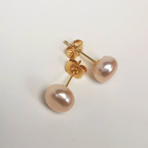 8.5mm pink cultured pearl earrings on gold-plated studs image 3