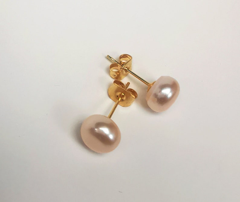 8.5mm pink cultured pearl earrings on gold-plated studs image 3