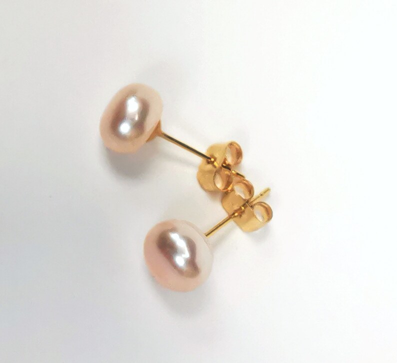 8.5mm pink cultured pearl earrings on gold-plated studs image 6