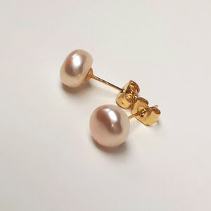 8.5mm pink cultured pearl earrings on gold-plated studs image 7