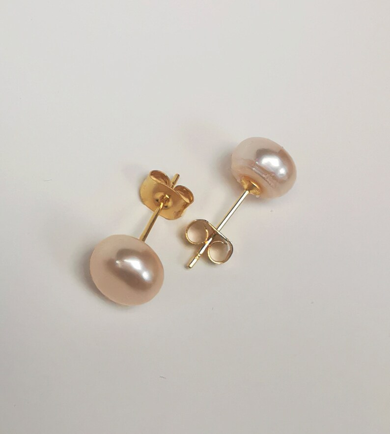 8.5mm pink cultured pearl earrings on gold-plated studs image 5