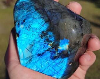 Impresionante piedra natural de 21 oz de labradorita de forma libre con destellos azules