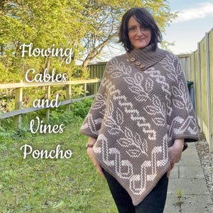 Puede incluir: Poncho tejido en marrón y blanco con un diseño de cable y vid. El poncho tiene un cuello alto con tres botones de madera. El texto "Flowing Cables and Vines Poncho" está en la imagen.